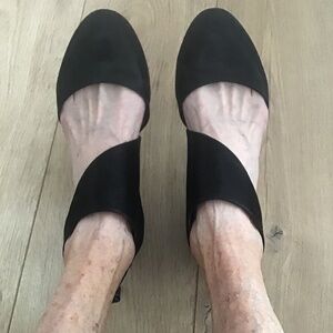 Gentle Soul by Kenneth Cole black shoe with slight wedge heel